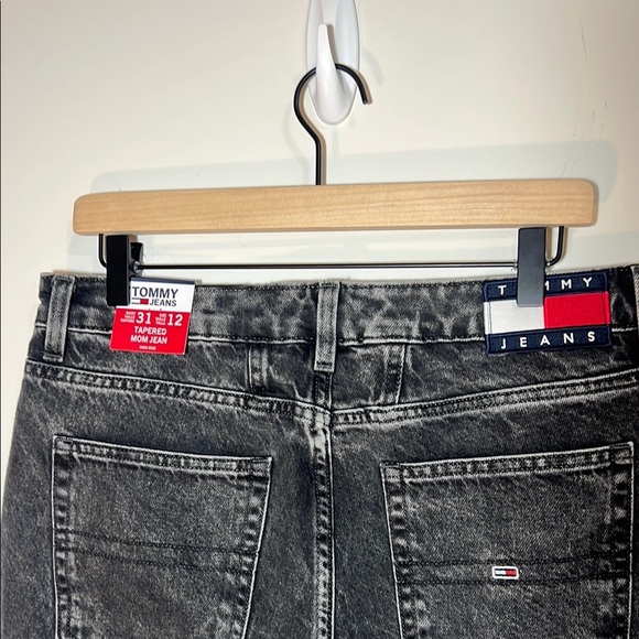 NWT Tommy Black Denim Tapered Mom Jeans, Size 12 - Picture 8 of 9